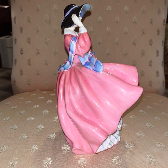 Royal Doulton "Top o' the Hill" bone china figurine, excellent condition. - Picture 3 of 9
